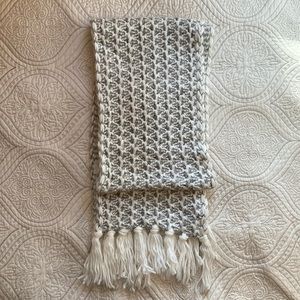 Sonoma NEW Women’s Knit Scarf. White, Gray & Black.